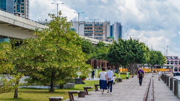 Flowering trees effectively screen the traffic and buildings at the back of the park and create a quiet, green, open space.